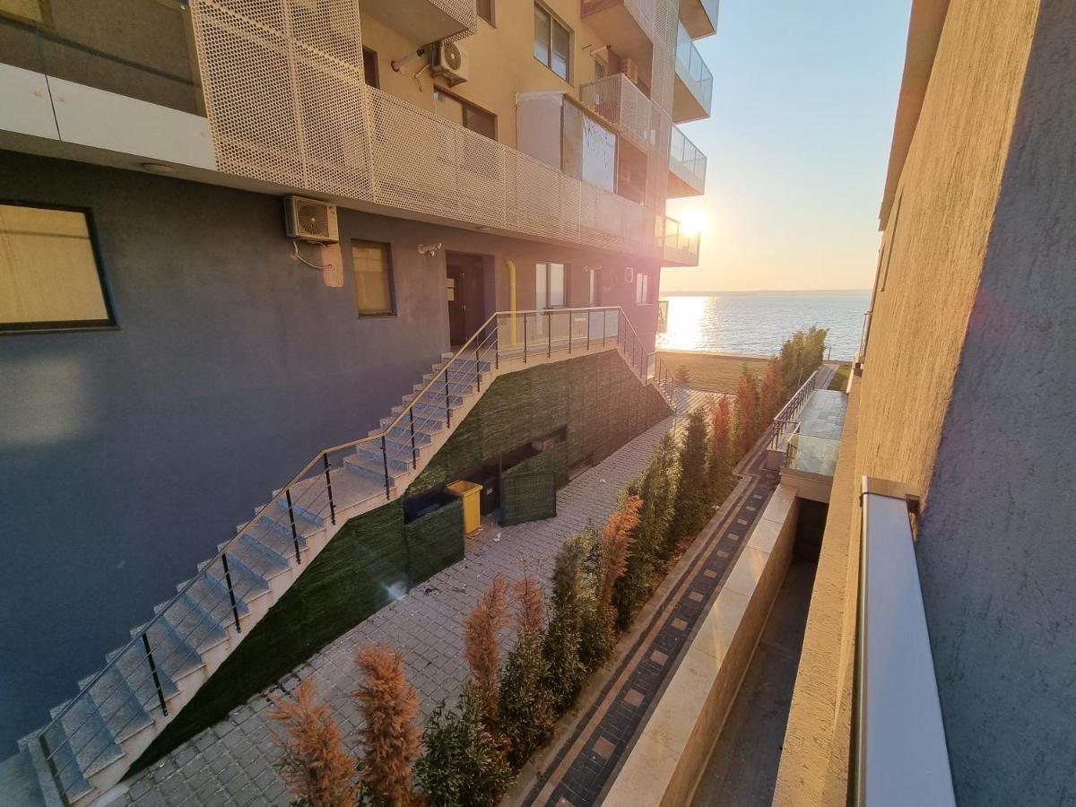 Breeze Studio Apartment Mamaia Exterior photo